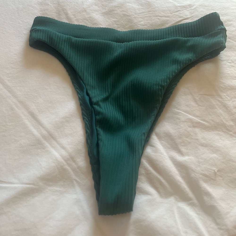 Green ribbed bikini bottoms 🍃🌊